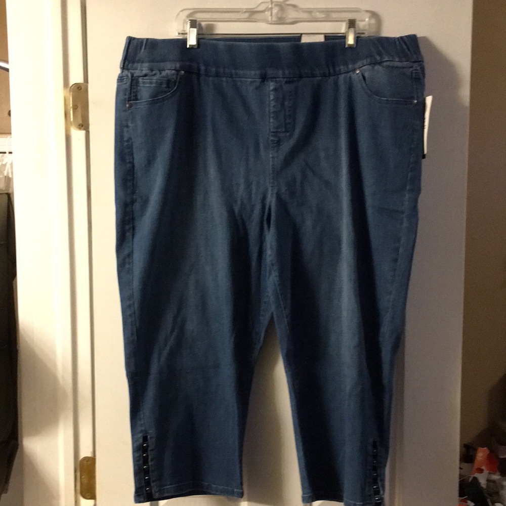 Avenue ultimate fit capri blue denim brand new with tags size 26/28